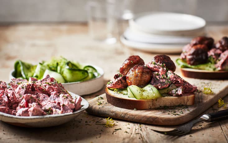 Köttbullsmacka med rödbetssallad och gurka | Pågen